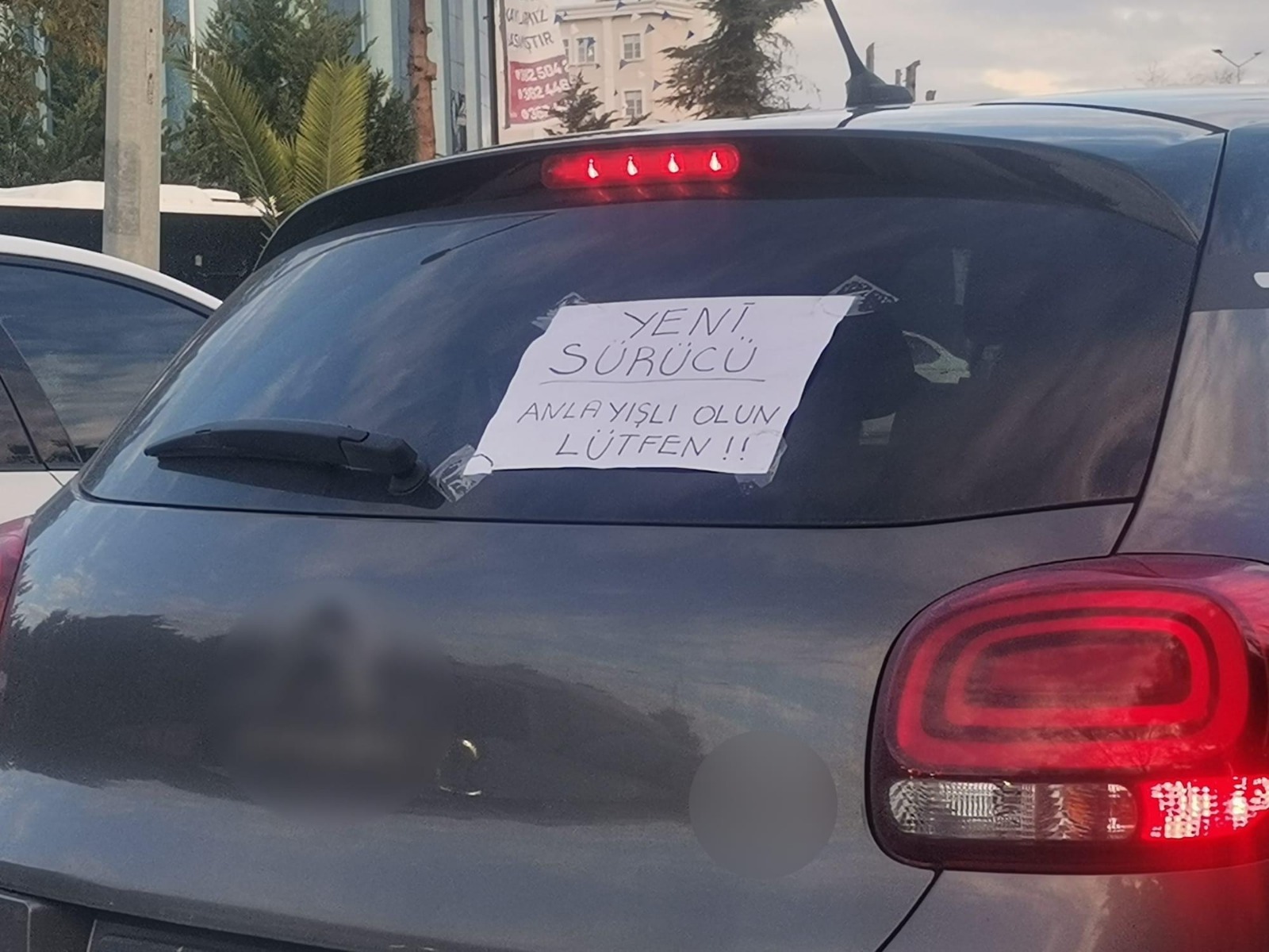 Samsun'da acemi sürücü arabasının arkasına yazdığı yazı ile trafiğe çıktı