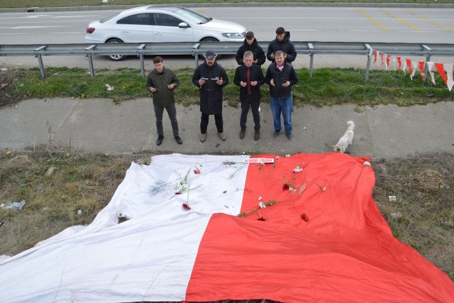 Samsunspor şehitleri kaza yerinde karanfillerle anıldı