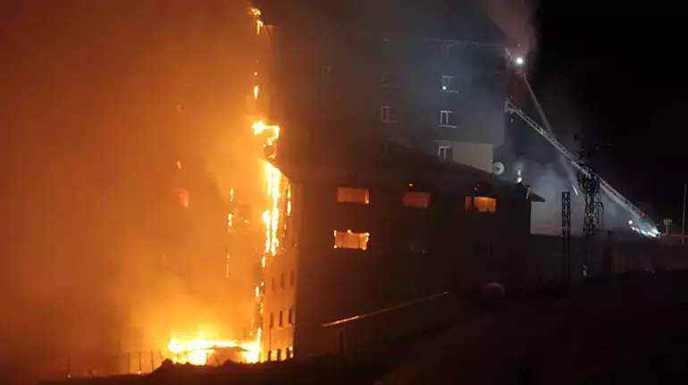 Son dakika...Bolu Kartalkaya'daki bir otelde korkunç yangın: 10 ölü 32 yaralı!