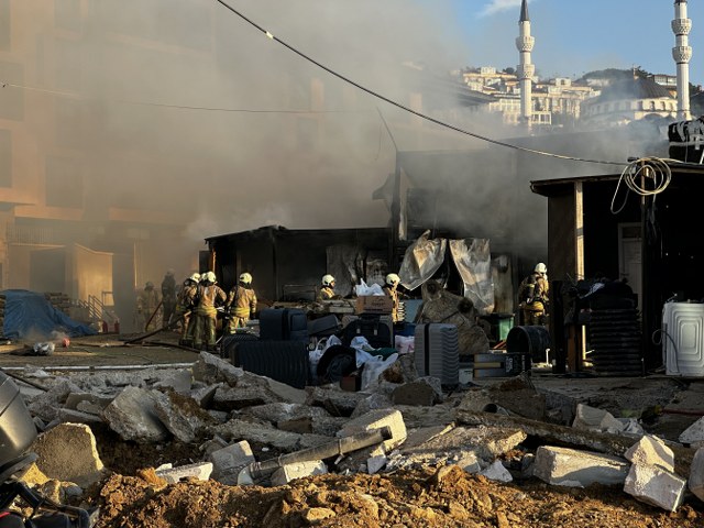 İstanbul'da işçilerin kaldığı konteynerler yanarak kül oldu