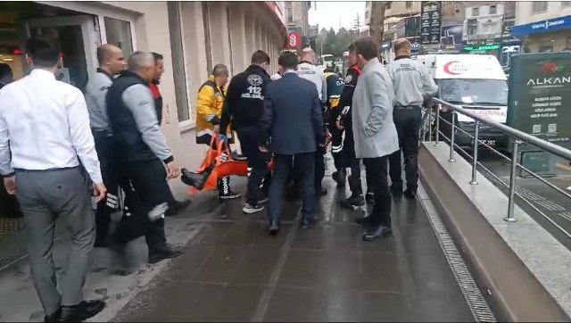 Güvenlik görevlisi bankada kafasından kendini vurarak intihar