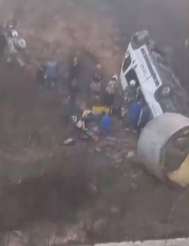 Tuzla’da servis minibüsü şarampole yuvarlandı: 3 ölü, 15 yaralı