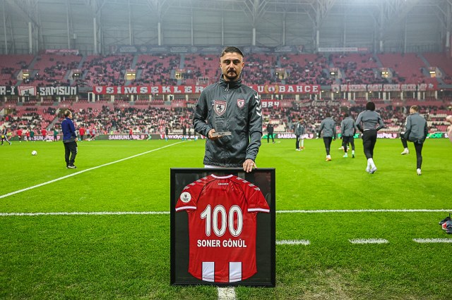 Soner Gönül 100. kez Samsunspor forması giydiği için plaket verildi