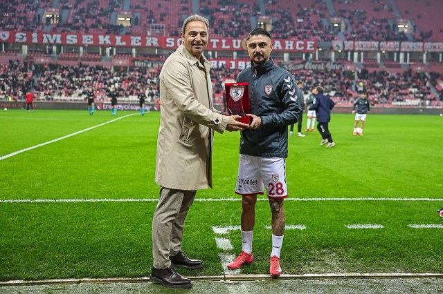 Soner Gönül 100. kez Samsunspor forması giydiği için plaket verildi