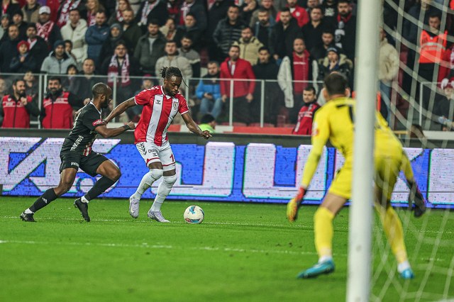 Landry Dimata cezalı duruma düştü