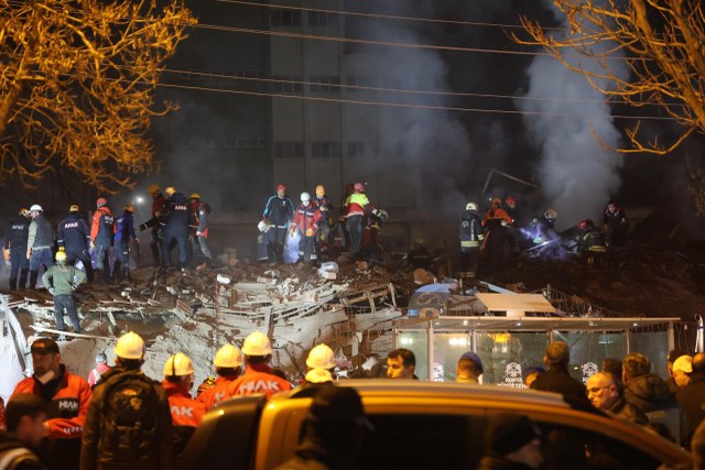 Konya'da çöken binada arama kurtarma çalışmaları devam ediyor