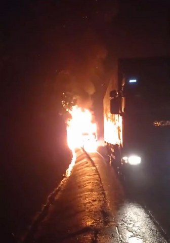 Seyir halindeki tır, alev topuna döndü