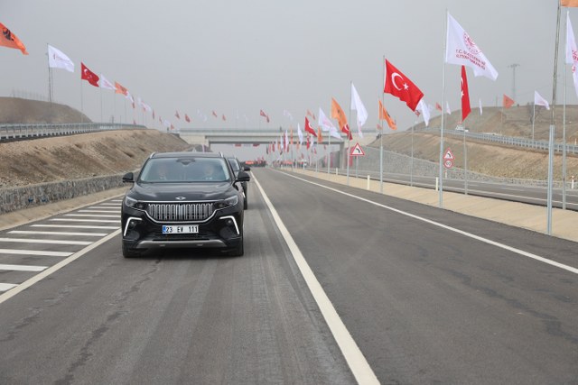 Açılışı yapılan yol Togg'la test edildi