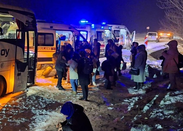 Yolcu otobüsü kaza yaptı! Çok sayıda yaralı var