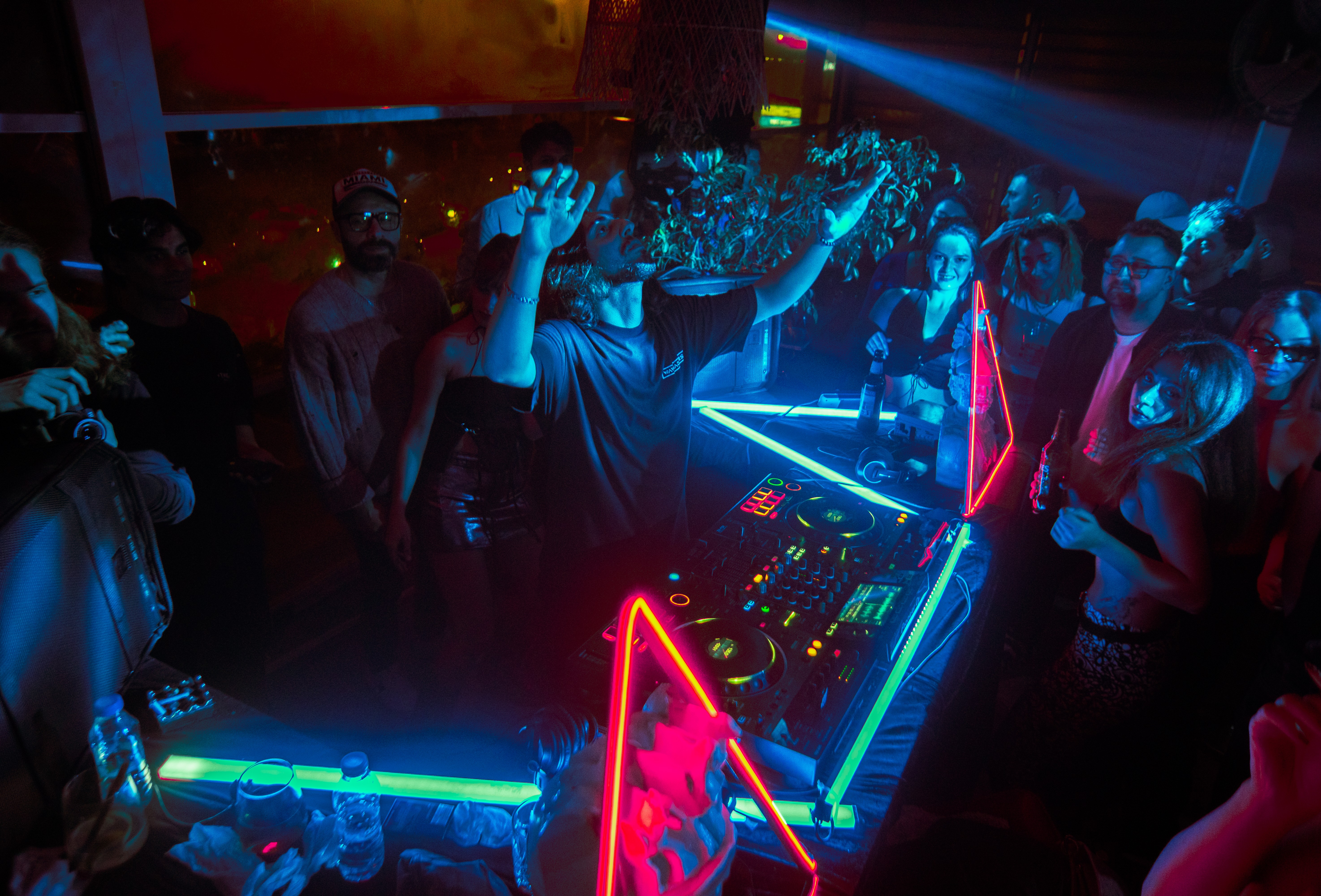 Wavejackers'ın (Kamil Al) yeni teklisi ! Trippin Love tüm platformlarda