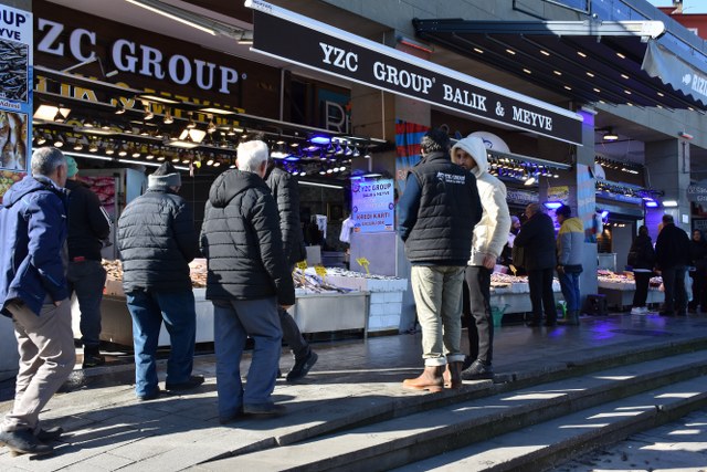 Balıkçı tezgahlarında balık bolluğu