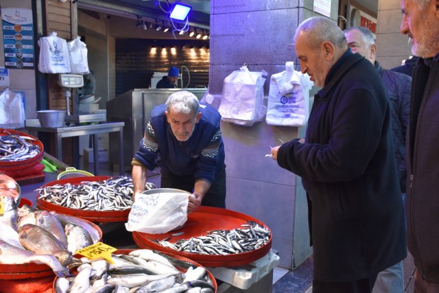 Balıkçı tezgahlarında balık bolluğu