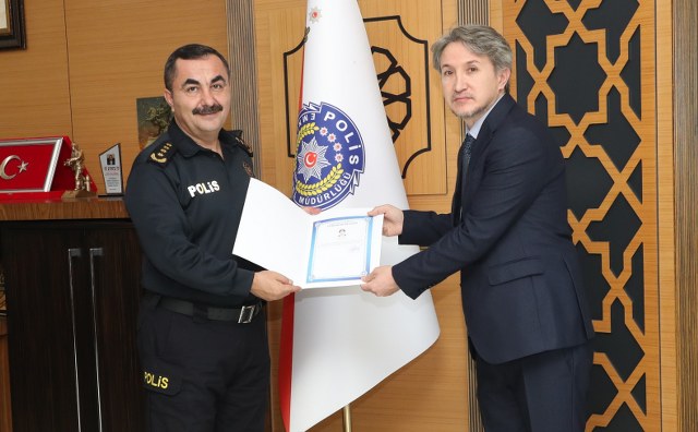 Samsun'da araç hırsızını yakalayan polislere ödül