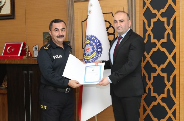 Samsun'da araç hırsızını yakalayan polislere ödül