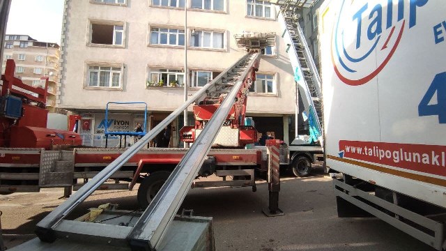 İstanbul Kartal'da 7 katlı binada panik! Çatlaklar oluştu, boşaltıldı