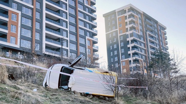 PTT kargoya ait araç şarampole uçtu! 1 yaralı