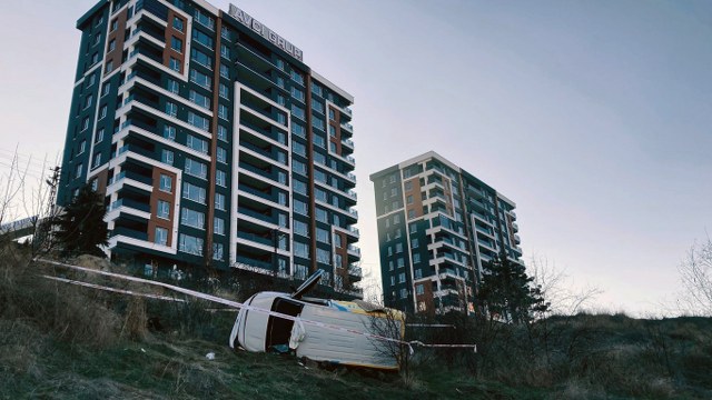 PTT kargoya ait araç şarampole uçtu! 1 yaralı