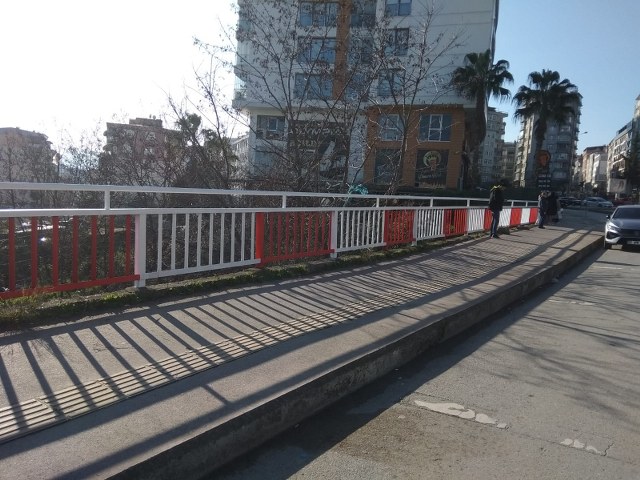 Samsun Büyükşehir Belediyesi Mert Irmağı'nın kenarındaki paslı korkulukları kırmızı beyaza boyadı