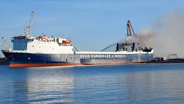 Samsun Limanı'nda Fıruze G isimli gemide yangın çıktı!