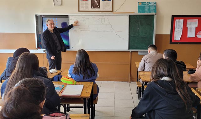 Samsunlu öğretmen mezun olduğu okulun hikayesini belgeselle canlandırdı