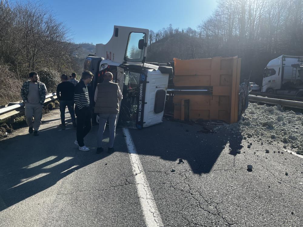Kil yüklü kamyon devrildi! Karadeniz Sahil Yolu ulaşıma kapandı