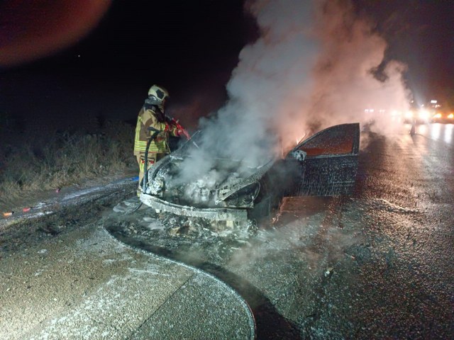 Seyir halindeki araç alev aldı