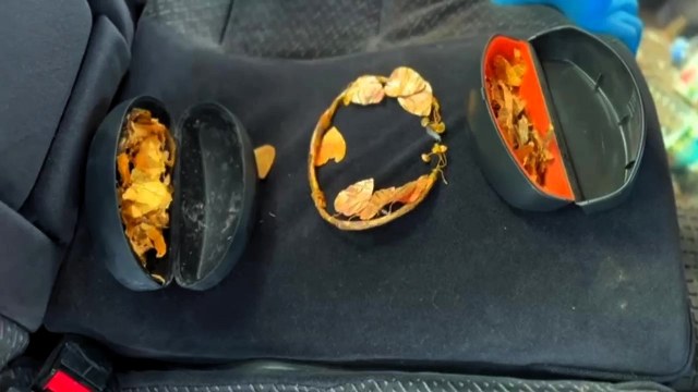 2 bin yıllık kral tacını satmaya çalışırken yakayı ele verdiler