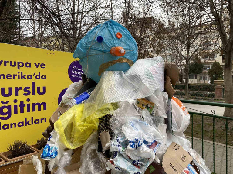 Kar yağmayınca atıklardan 'Çöp Adam' yaptılar
