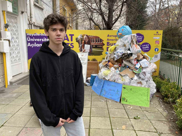 Kar yağmayınca atıklardan 'Çöp Adam' yaptılar