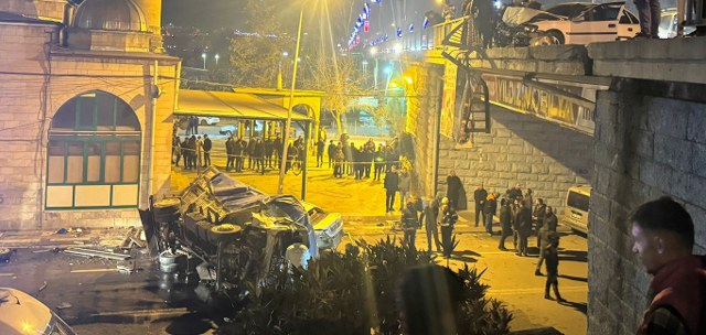 Dehşet anları! Freni boşalan kamyon önüne kattığı araçlarla köprüden uçtu! Ölü ve yaralılar var