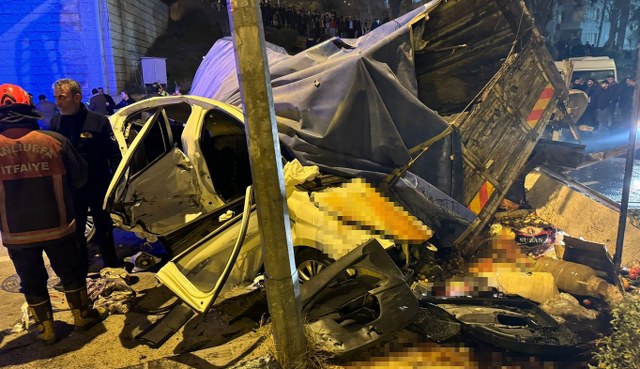 Dehşet anları! Freni boşalan kamyon önüne kattığı araçlarla köprüden uçtu! Ölü ve yaralılar var