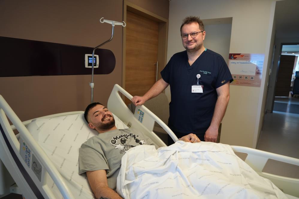 Kaza sonrası idrarı karnına dolan genç sağlığına kavuştu