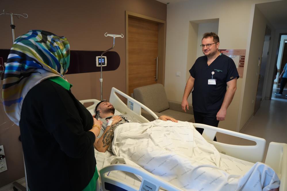 Kaza sonrası idrarı karnına dolan genç sağlığına kavuştu