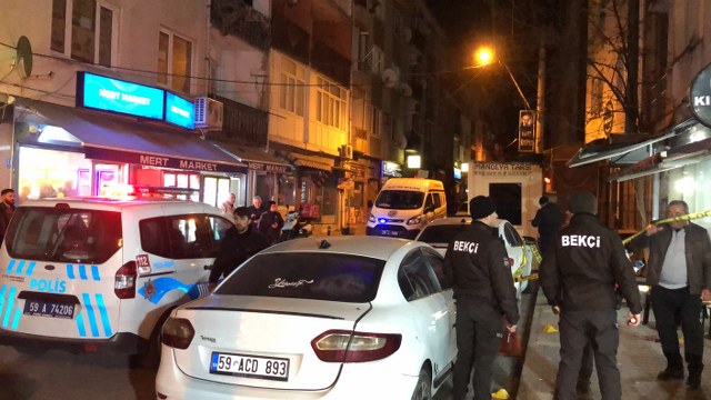 Kahvehane önünde bir kişiye silahlı saldırı