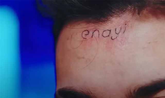 80 bin TL için alnına kalıcı olarak enayi dövmesi yaptırdı!