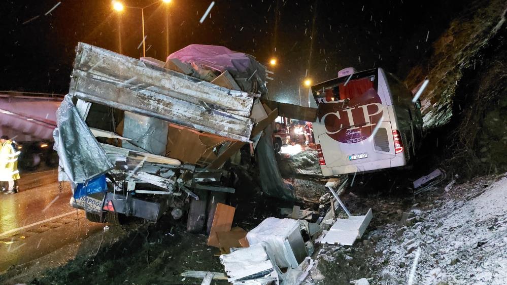 Samsun'da yolcu otobüsü kamyona çarptı! Ölü ve çok sayıda yaralı var