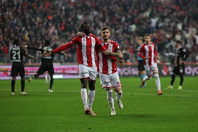 Satka'nın yerine iki isim forma savaşı veriyor