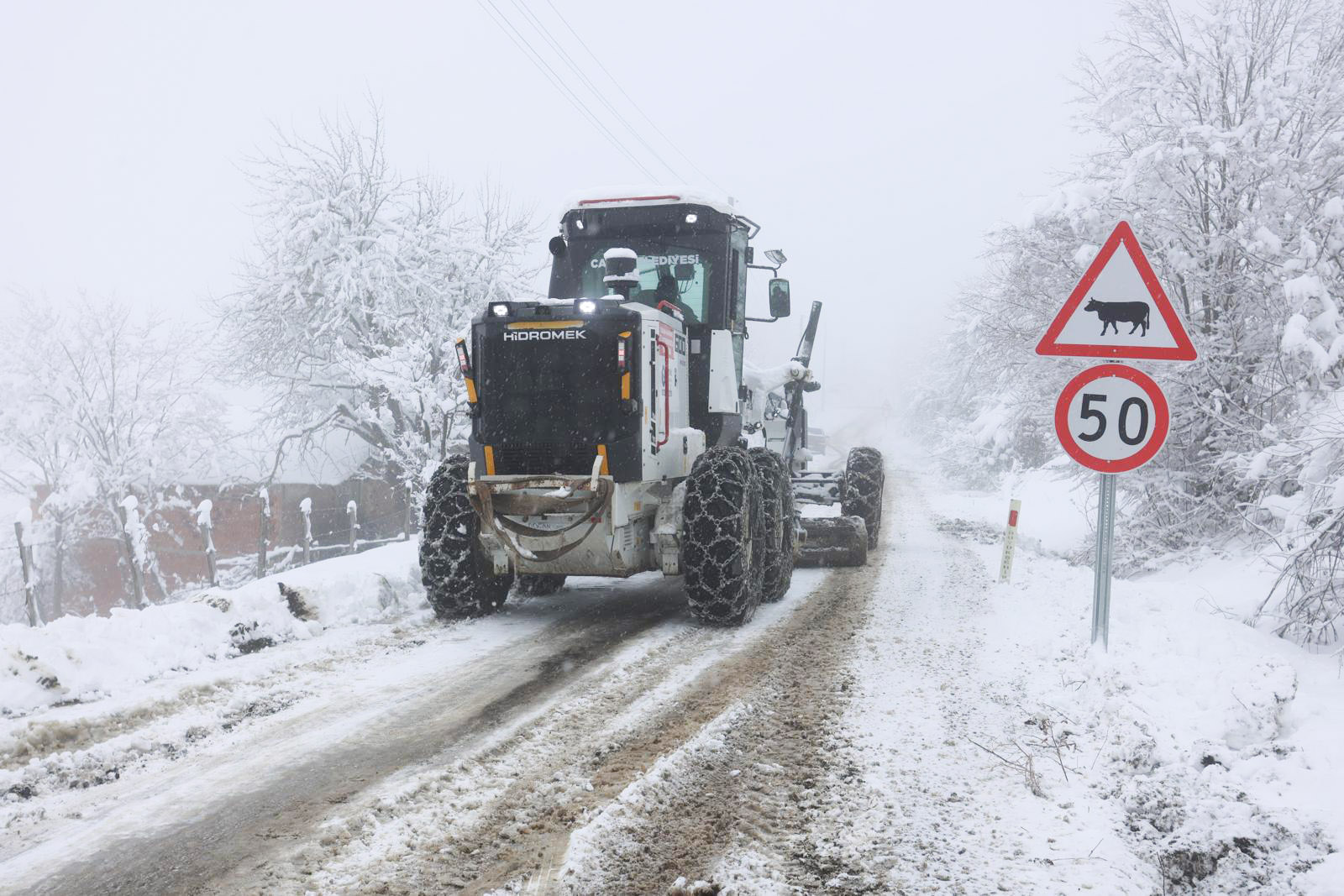 Canik'te karla mücadele sürüyor