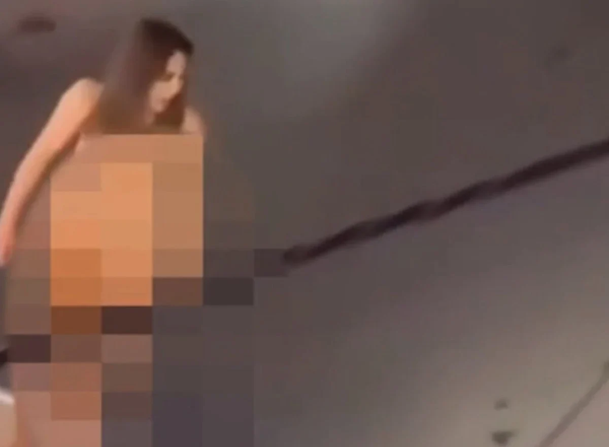 İran’da kadın soyunarak polis aracının üstüne çıktı! Protestonun böylesi