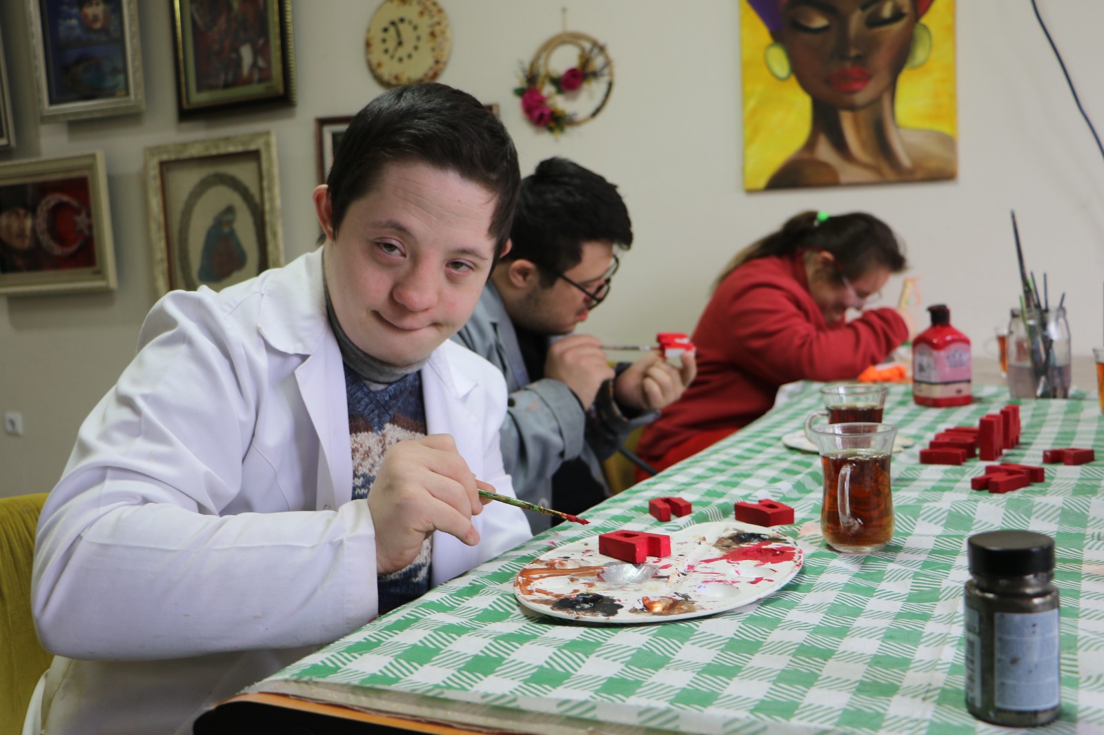 Samsun’da el sanatları ile sosyalleşen down sendromlu gençler, üretip kazanıyor