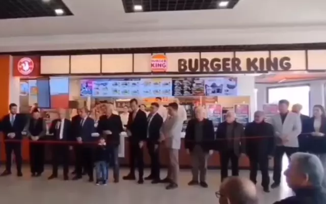 Boykot edilen Burger King’i Afyonkarahisar’da duayla açtılar: “Ellerimizi açtık yalvarıyoruz”