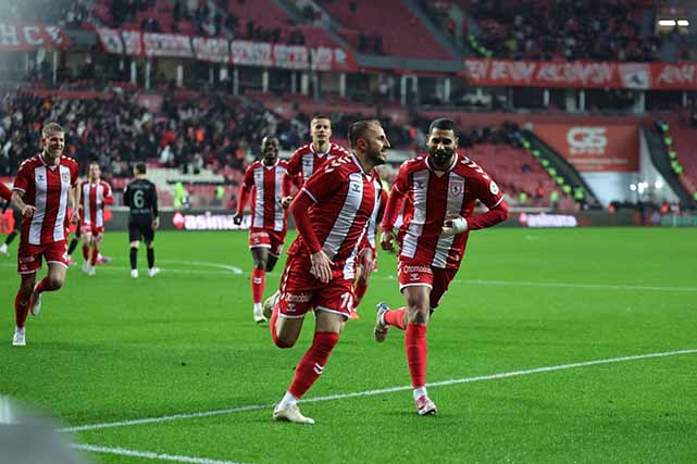 Zeki Yavru Süper Lig'de haftanın en iyi 11'ine seçildi