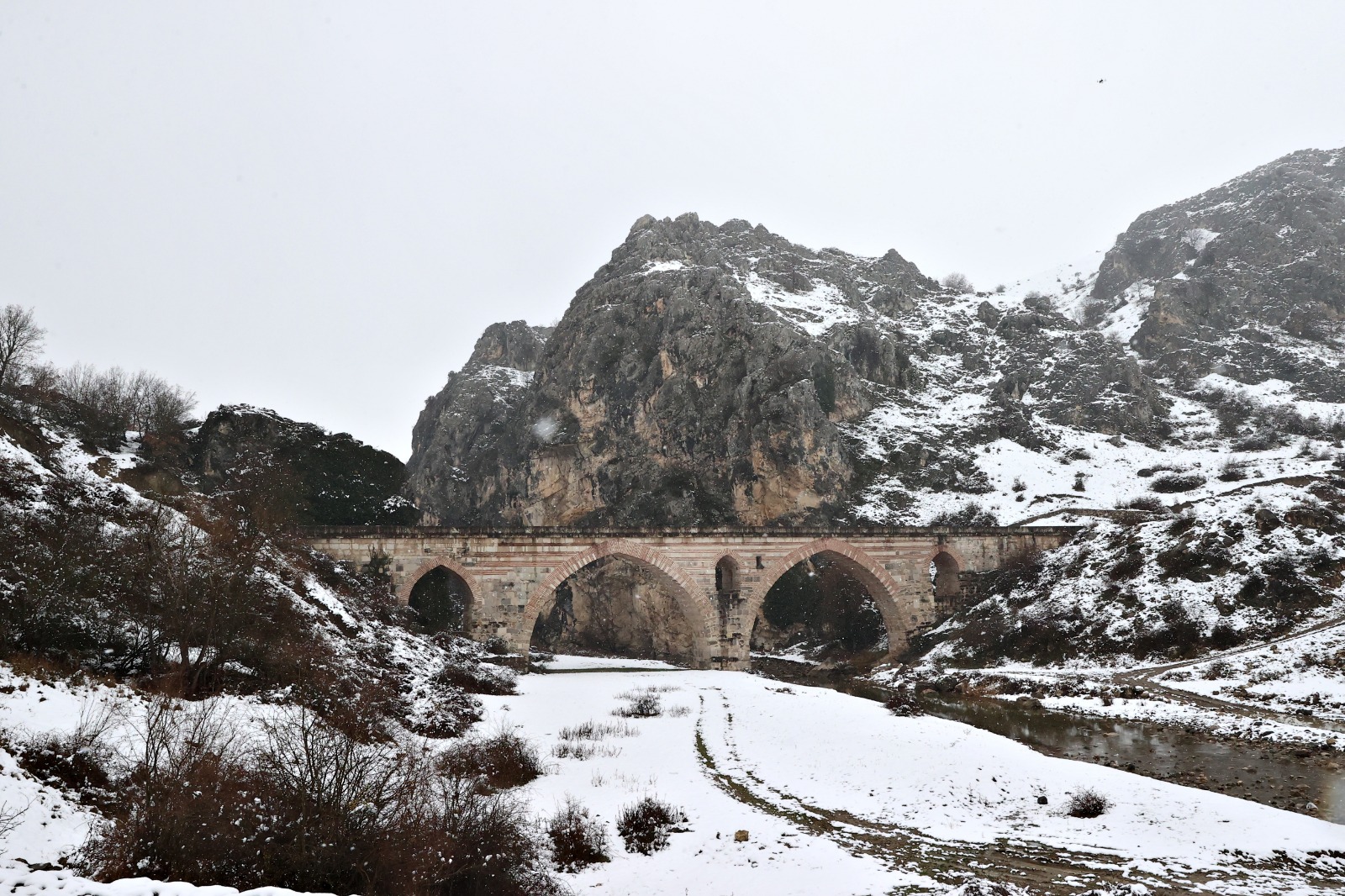 Samsun'da tarihi Kurt Köprü karla buluştu