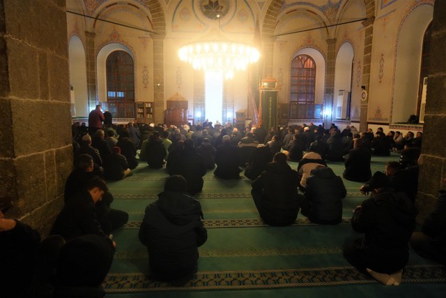 Samsun'da Berat Kandili'nde eller semaya kalktı