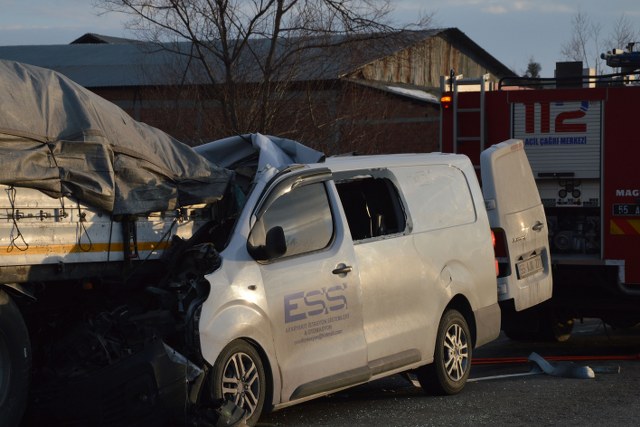 Samsun'da ticari araç tıra çarptı! 1 kişi öldü, 2 kişi yaralandı
