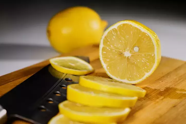 Limonun kendisi sağlıklı sanıyorduk! Meğer şifa kokusundaymış