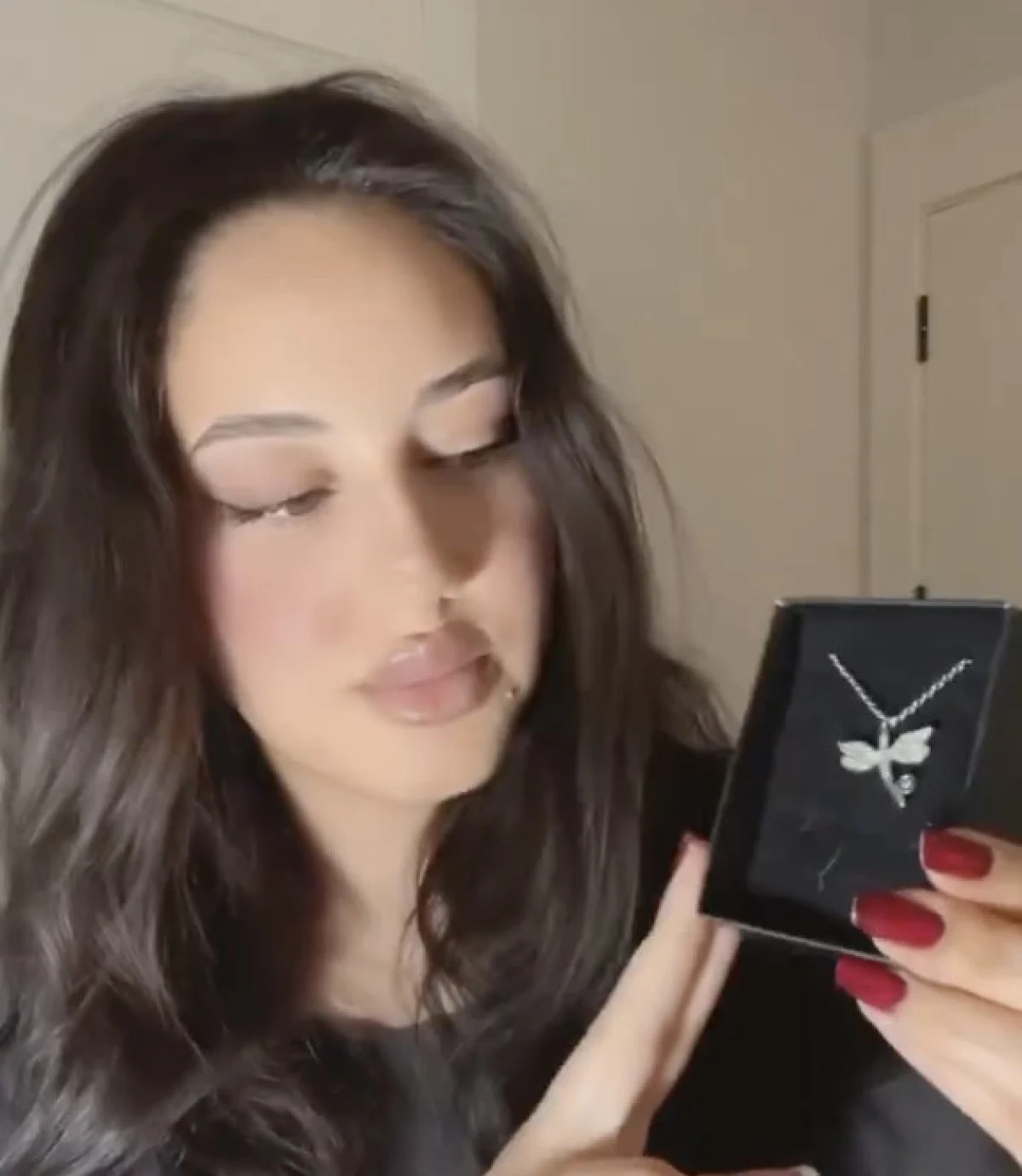 Sevgililer Günü hediyesini beğenmeyen genç kızdan çarpıcı açıklama: “Ben bu kadar ucuz muyum?”