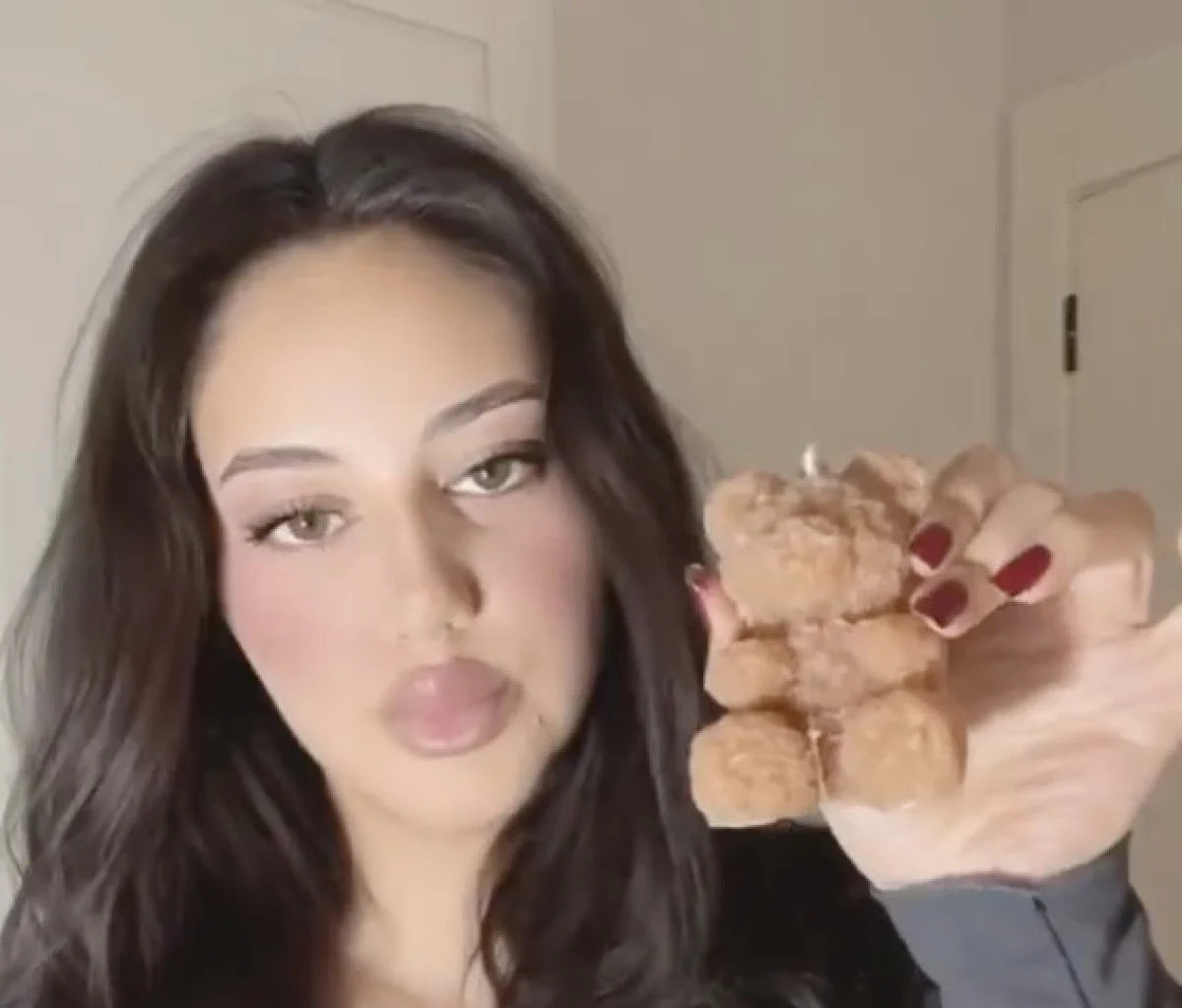 Sevgililer Günü hediyesini beğenmeyen genç kızdan çarpıcı açıklama: “Ben bu kadar ucuz muyum?”