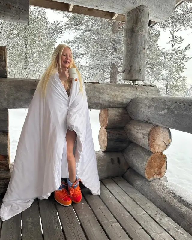 Ece Seçkin’den karlı havada yorganla cesur bacak şov