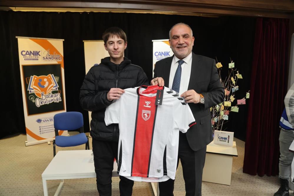 İbrahim Sandıkçı öğrencilerle buluşarak talep ve önerilerini dinledi